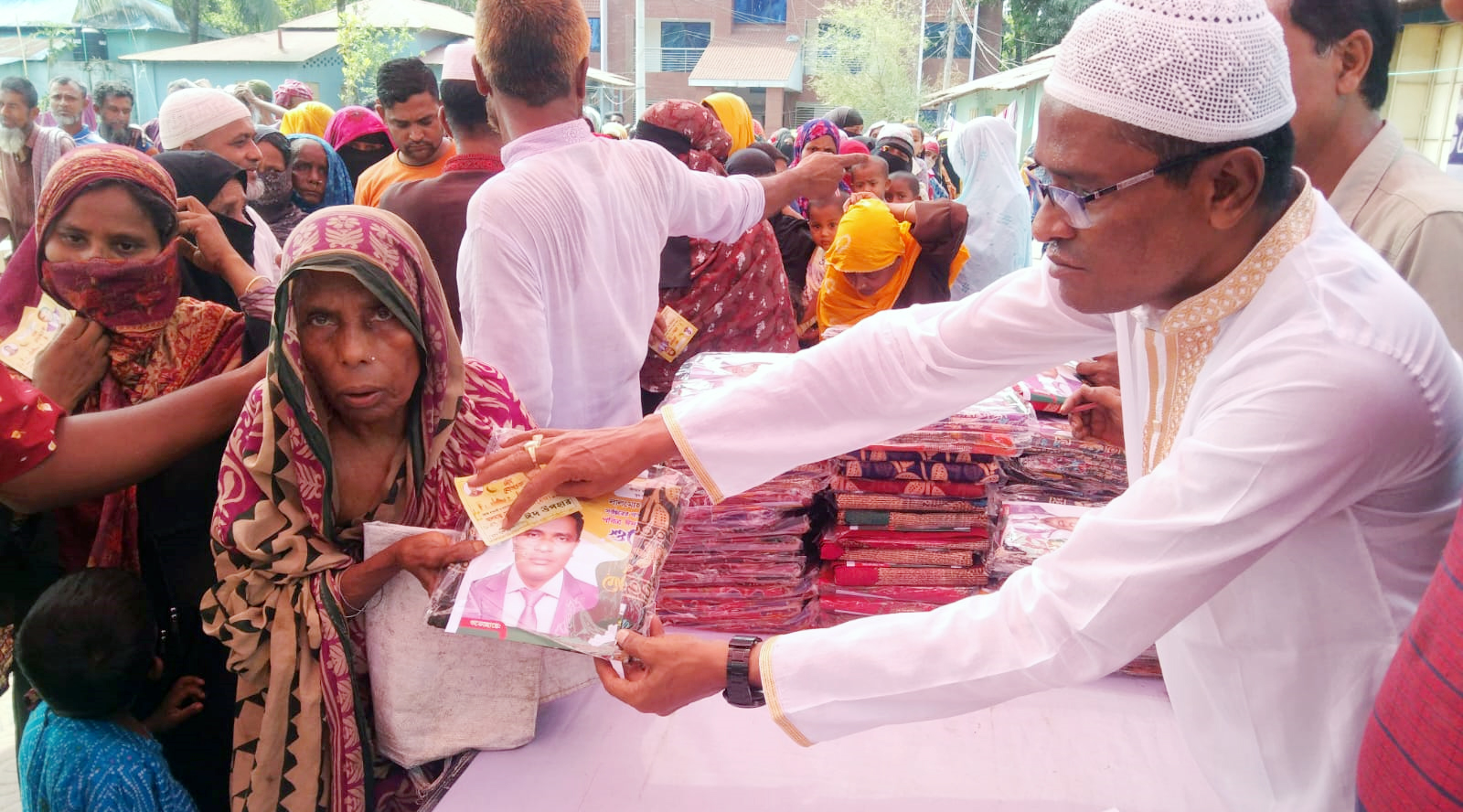 লালমোহনে গরীব ও দুঃস্থরা পেল ঈদ উপহার