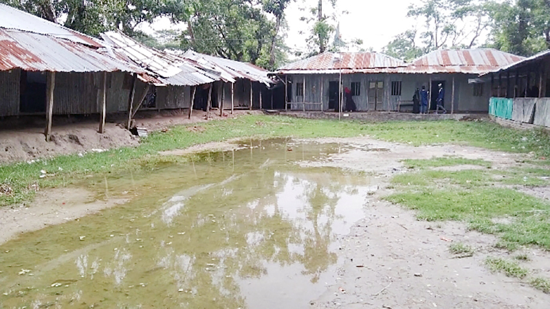 লালমোহনে টিনের জড়াজীর্ণ ভবনে চলছে পাঠদান