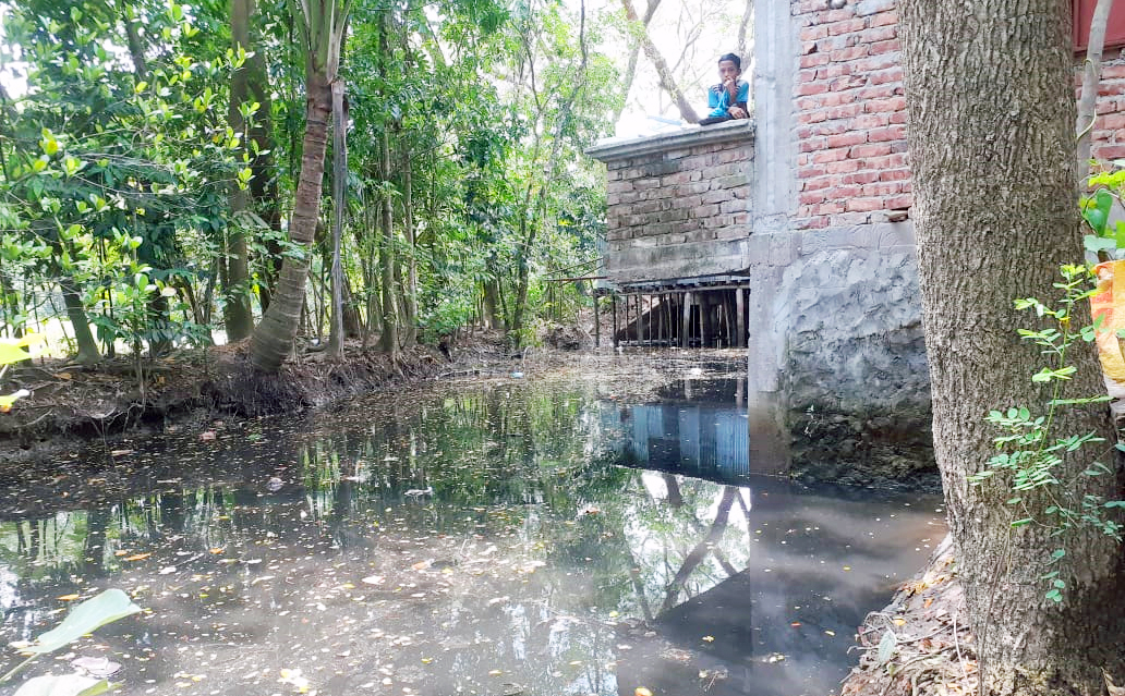 লালমোহনে অবৈধভাবে সরকারী খাল দখল করে বহুতল ভবন নির্মাণ