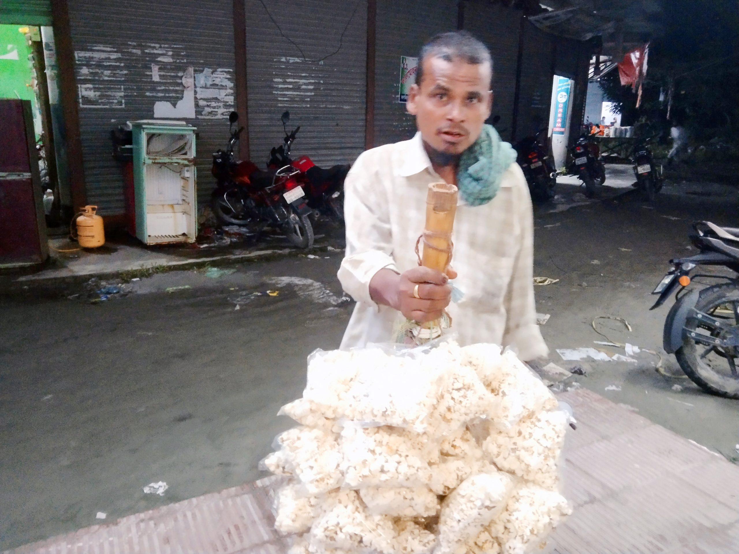 পপকর্ন বিক্রি করে চলে অসুস্থ মফিজের সংসার