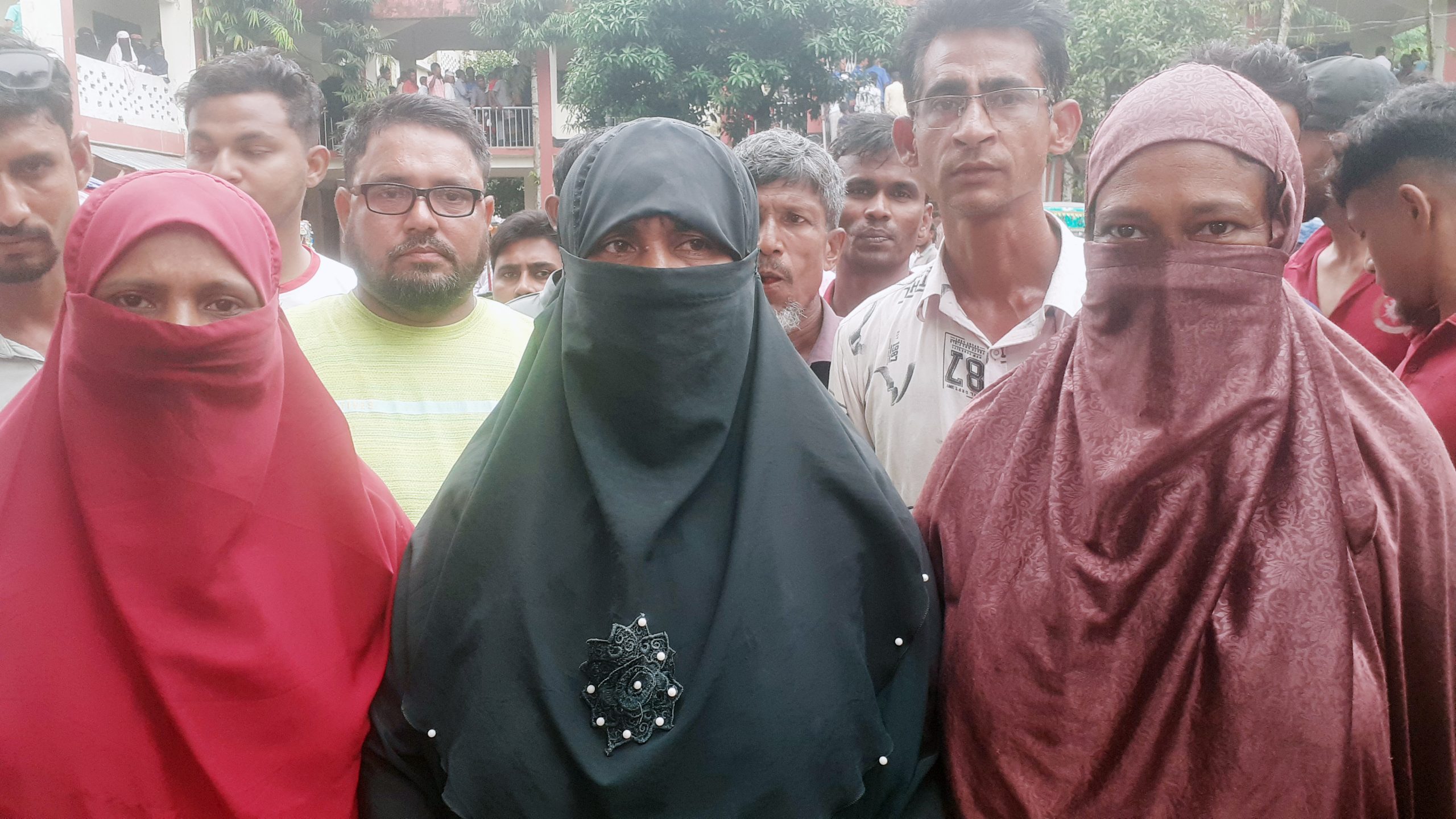 লালমোহনে জেলেদের চাল ছিনিয়ে নেয়ার অভিযোগ