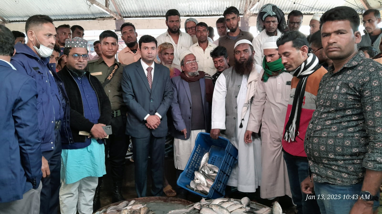 লালমোহনে প্রকাশ্যে জাটকা বিক্রির দায়ে ২ জনের জরিমানা