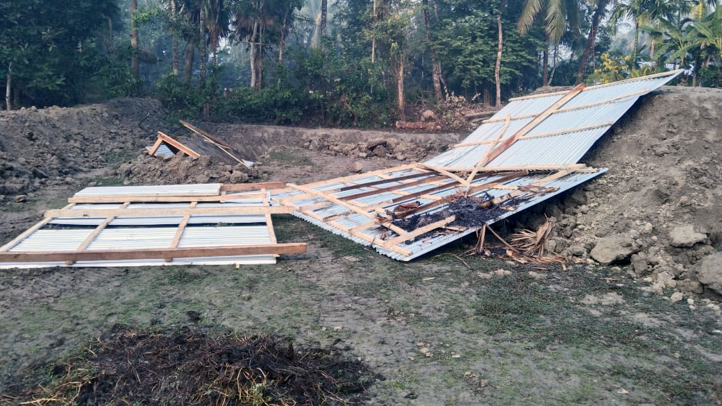 লালমোহনে বসতঘর ভেঙে মালামাল লুট, আগুন দেয়ার অভিযোগ