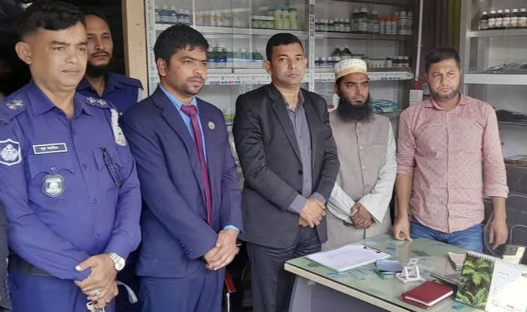 লালমোহনে অতিরিক্ত দামে সার বিক্রির দায়ে ব্যবসায়ীকে অর্ধলক্ষ টাকা জরিমানা