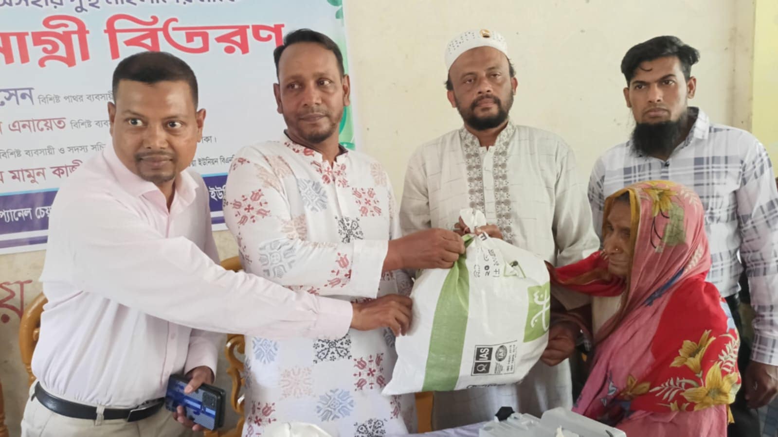 ভোলার কাচিয়ায় সুবিধা-বঞ্চিত মানুষের মুখে হাঁসি ফুটালেন মনোয়ারা কল্যাণ ট্রাস্ট