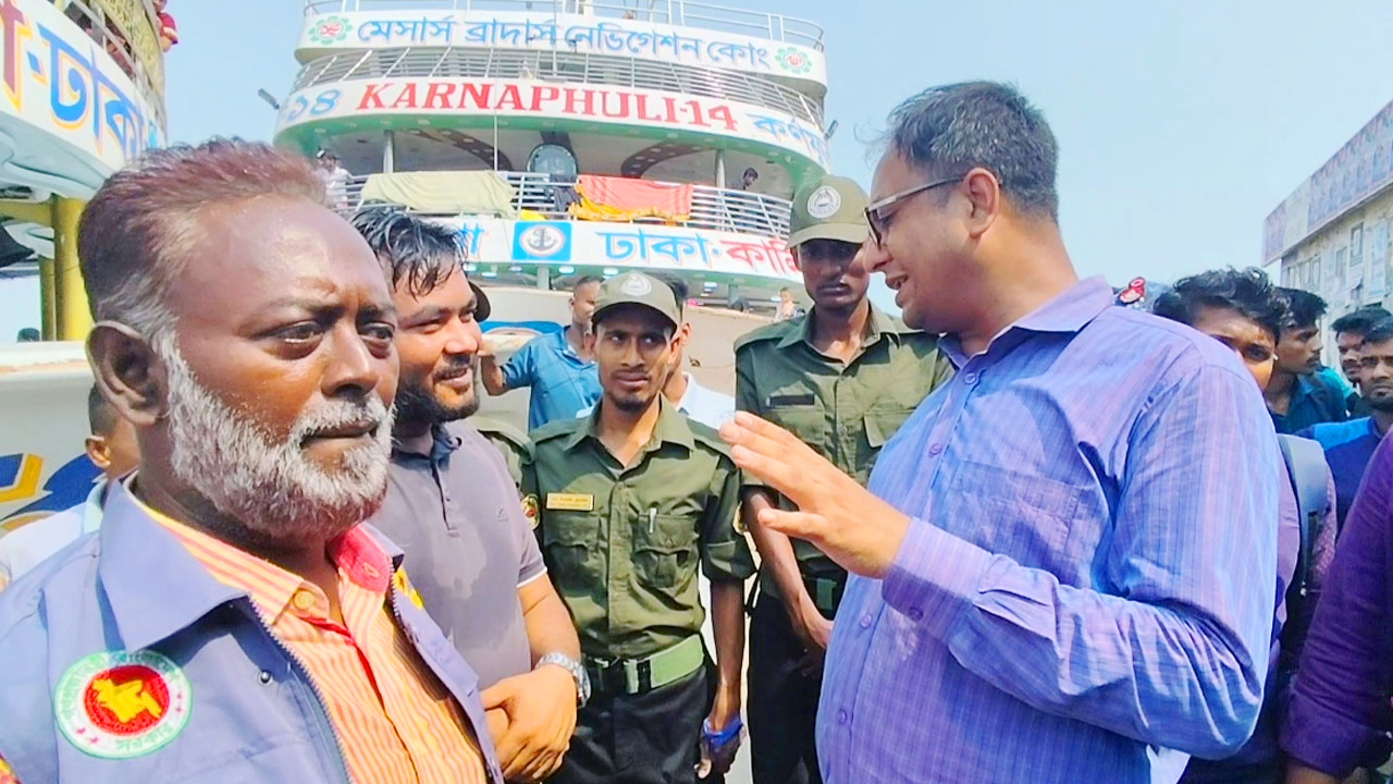 অতিরিক্ত যাত্রী পরিবহনের দায়ে ভোলায় ২ লঞ্চকে জরিমানা