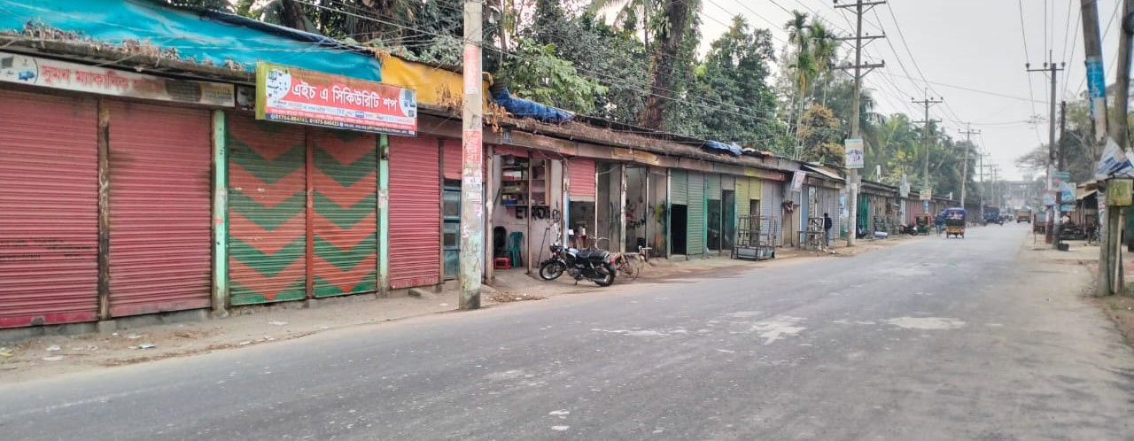 লালমোহনে খাল দখল করে পৌর মার্কেট ॥ জলাবদ্ধতায় ভোগান্তি