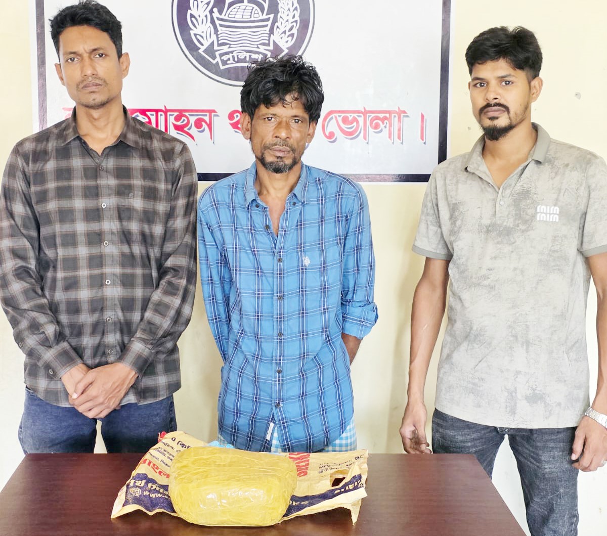 লালমোহনে গাঁজাসহ যুবক আটক