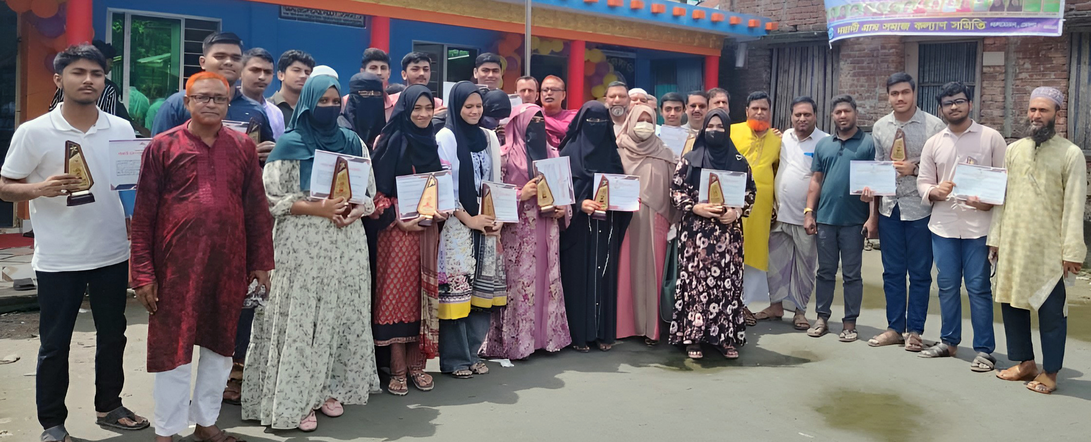 লালমোহনে কৃতী শিক্ষার্থীদের সংবর্ধনা দিলো নয়ানীগ্রাম সমাজ কল্যাণ সমিতি