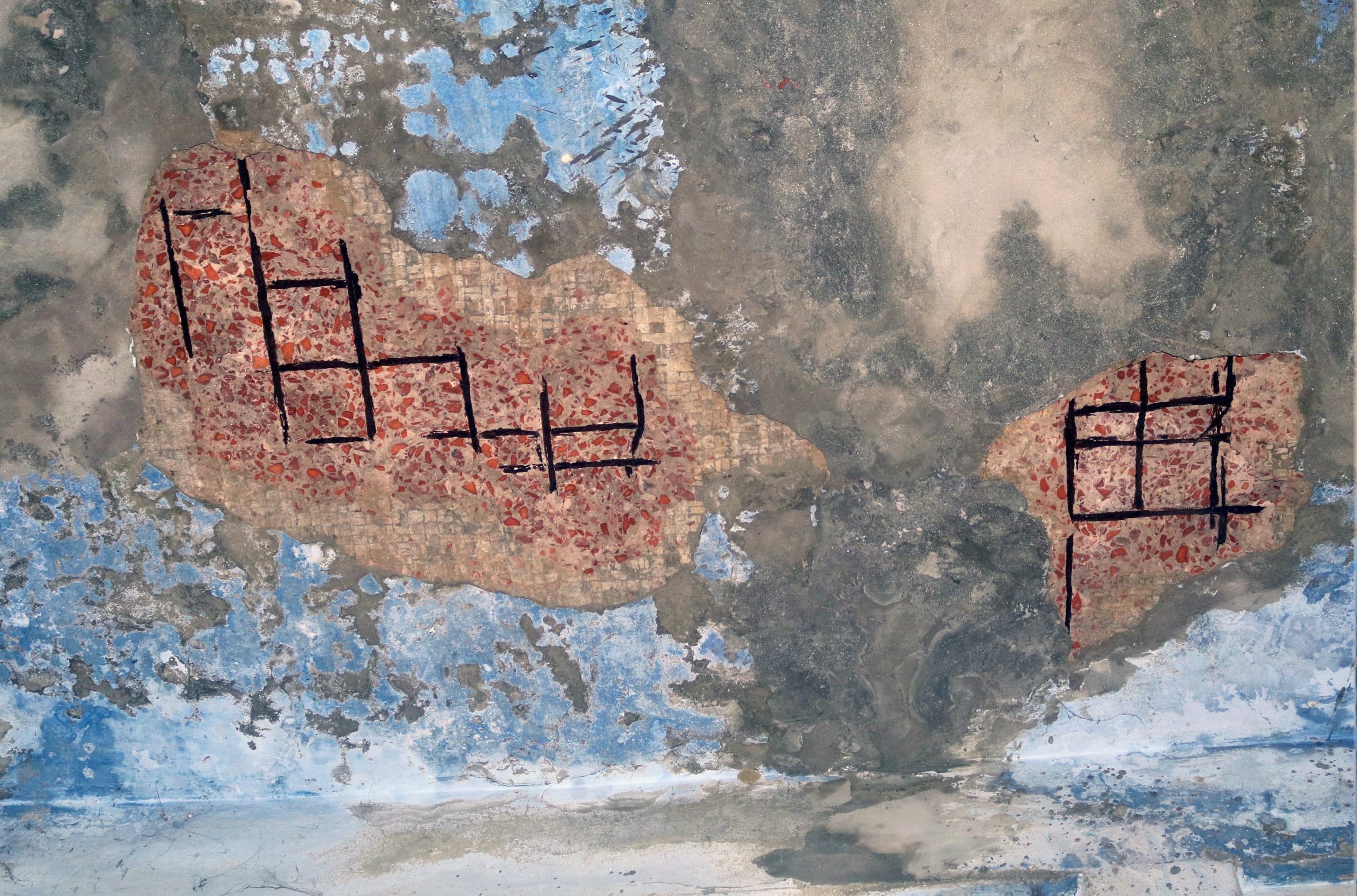 ভোলায় শতবর্ষী মাদরাসায় খসে পড়ছে ছাদ ॥ ঝুঁকিতে পাঠদান