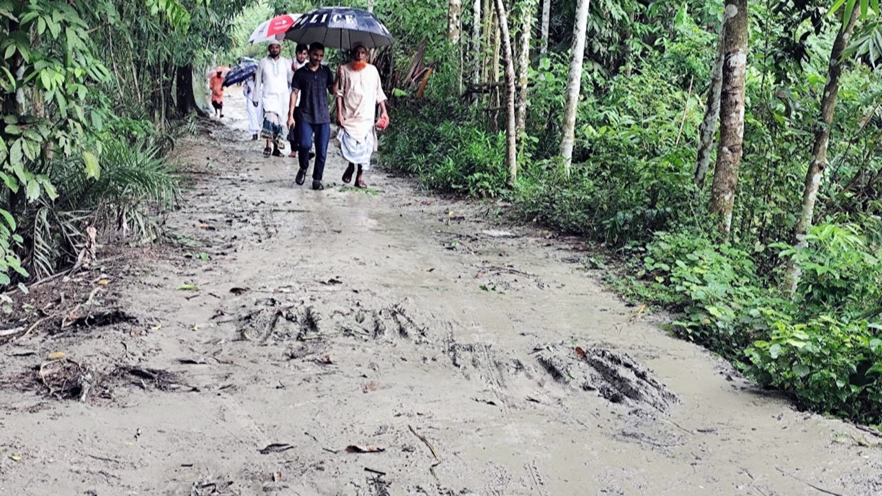 ভোলায় একটি কাঁচা রাস্তাই ৩ গ্রামের মানুষের একমাত্র ভরসা