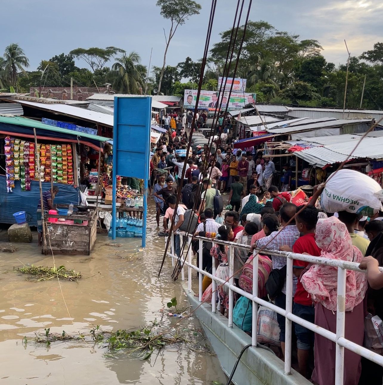 জোয়ারের পানিতে তলিয়ে গেছে ভোলার ইলিশা-ঢাকা লঞ্চ ঘাটের গ্যাংওয়ে, যাত্রীদের দুর্ভোগ