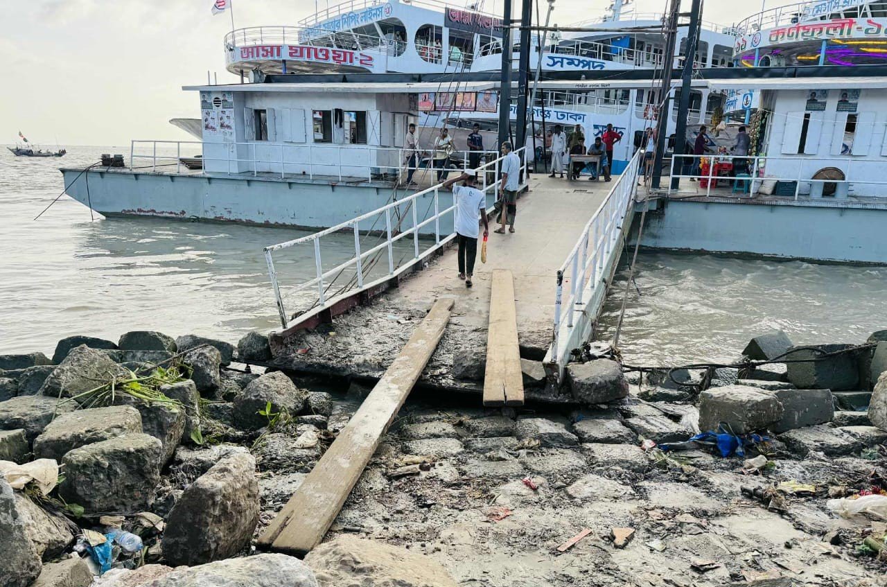 নিম্নচাপের প্রভাবে ভোলার ২০ রুটে এক সপ্তাহ ধরে লঞ্চ চলাচল বন্ধ : ভোগান্তিতে ৭ উপজেলার বাসিন্দারা