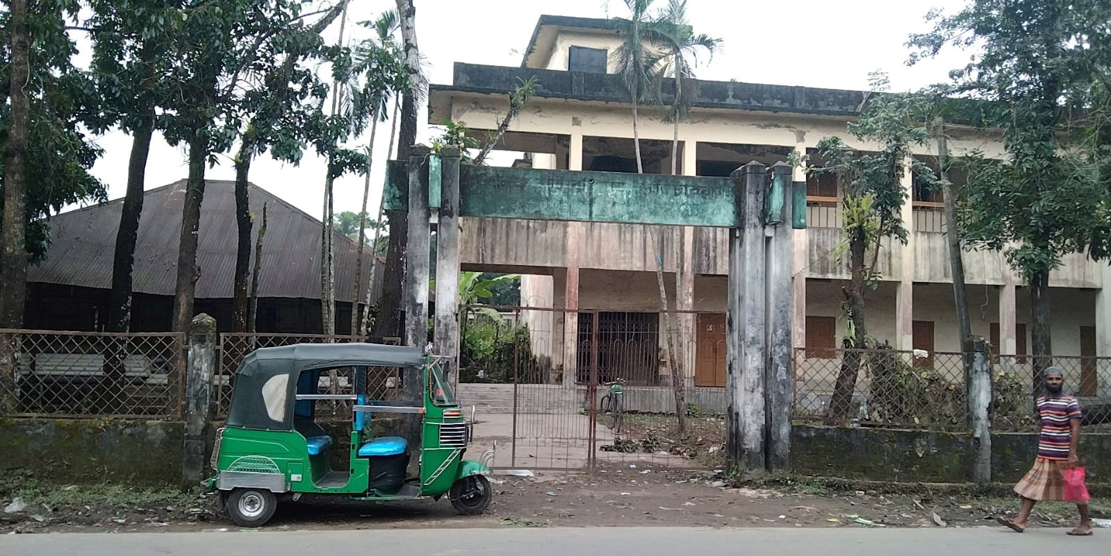 ৩৩ বছর ধরে বন্ধ লালমোহন পাবলিক লাইব্রেরী