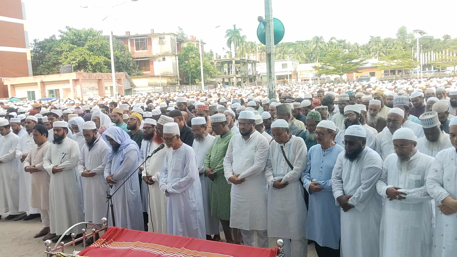 অশ্রুসিক্ত হৃদয়ে মাওলানা নোমানীকে বিদায় দিলেন হাজার হাজার ধর্মপ্রাণ মুসলমানরা