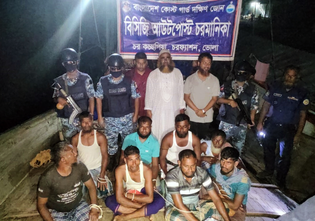 ভোলার চরফ্যাশনে অবৈধ ট্রলিং বোট জব্দ, ৮ জেলে আটক