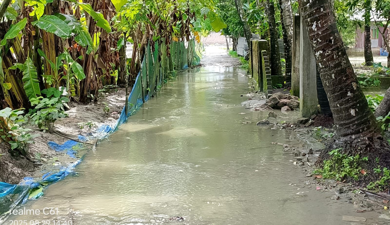 লালমোহনে ২৫ বছরেও সংস্কারের ছোঁয়া লাগেনি এক সড়কে