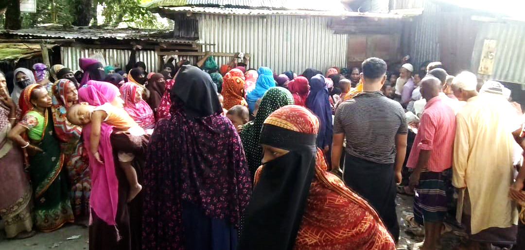 সাত ঘন্টা লাইনে দাঁড়িয়েও আটা না পেয়ে খালি হাতে ফিরলেন ২ শতাধিক নারী-পুরুষ !
