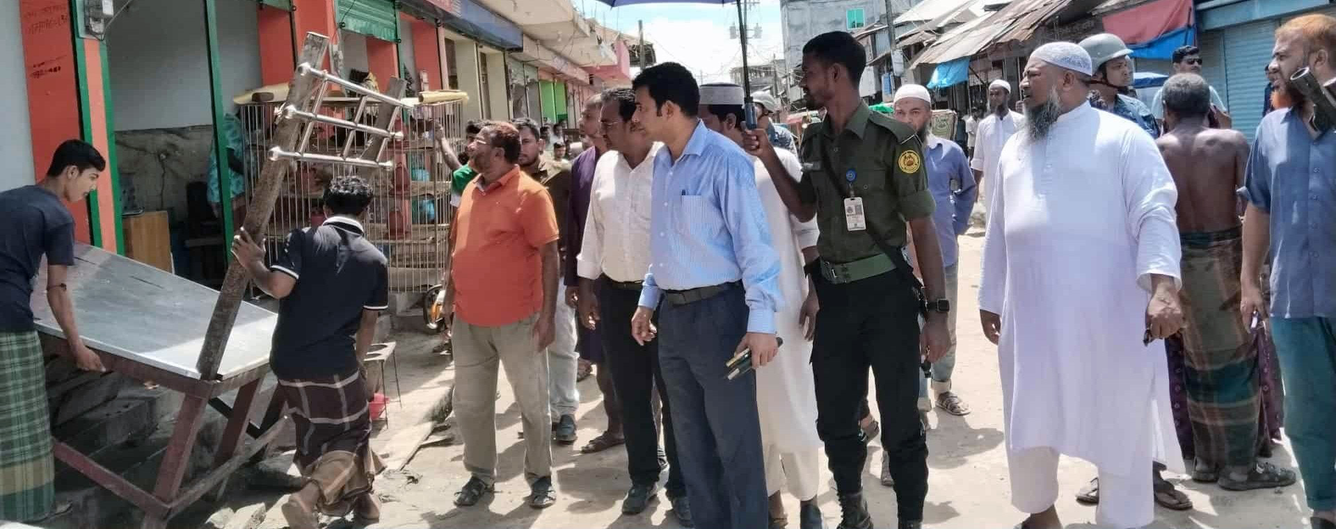 লালমোহনে ফুটপাত দখলমুক্ত করতে উচ্ছেদ অভিযান