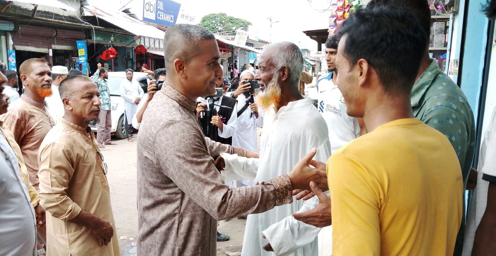 মনপুরায় গণসংযোগ করলেন কেন্দ্রীয় যুবদলের সাধারণ সম্পাদক নয়ন