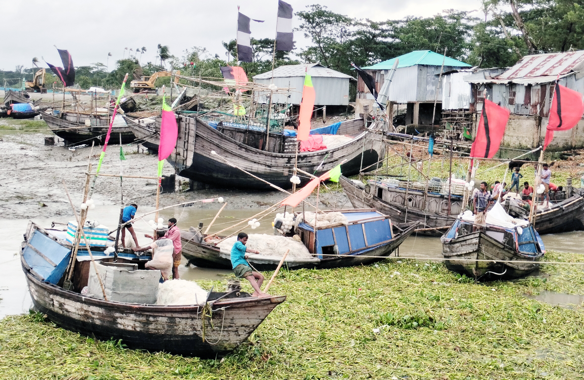 যথাসময়ে চাল ও কিস্তি বন্ধ রাখার দাবি লালমোহনে কর্মহীন জেলেদের