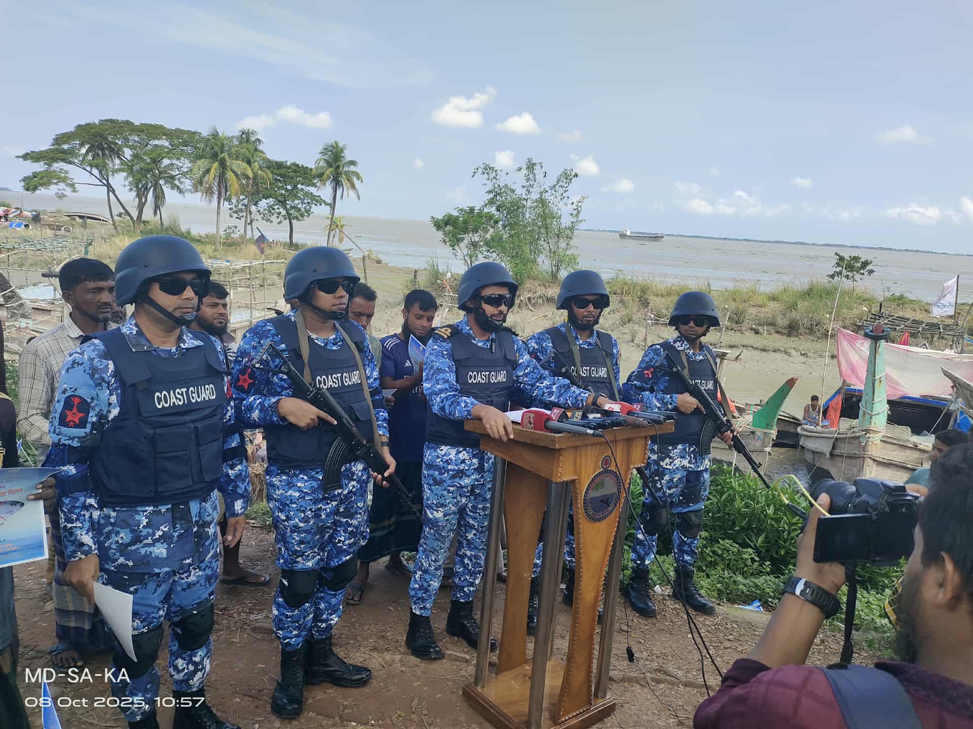 ভোলার উপকূলে মা ইলিশ রক্ষায় কোস্ট গার্ডের কড়া নজরদারি