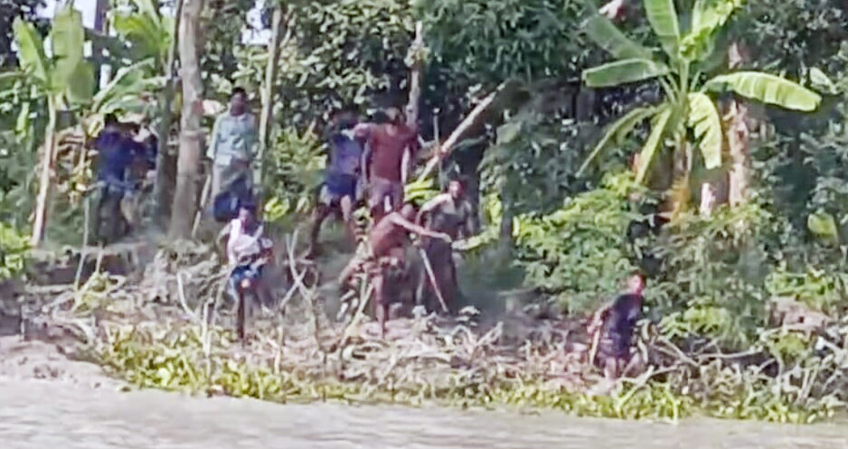 লালমোহনে টহলরত মৎস্য আভিযানিক দলের ওপর জেলেদের হামলায় আহত-৭