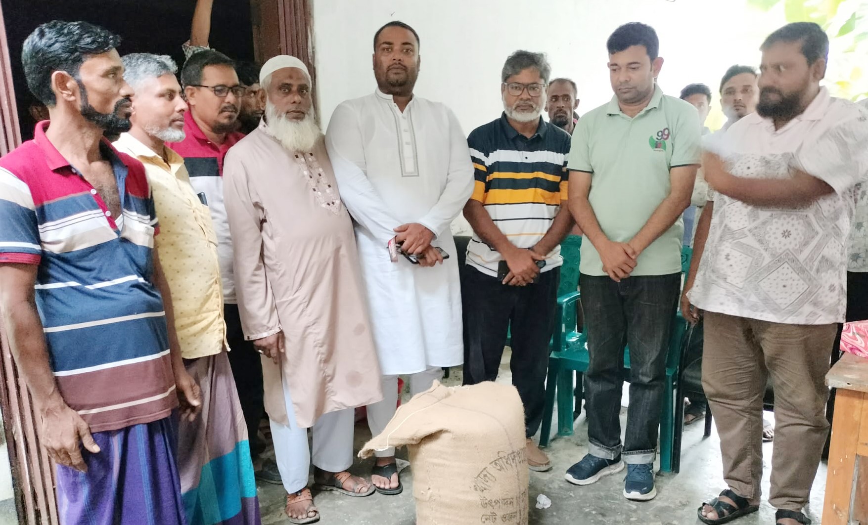 লালমোহনে জেলেদের মাঝে খাদ্য সহায়তার চাল বিতরণ