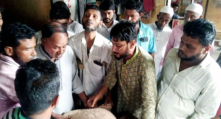 লালমোহন দেবীরচর বাজারে খাদ্যবান্ধব কর্মসূচির চাল বিতরণ
