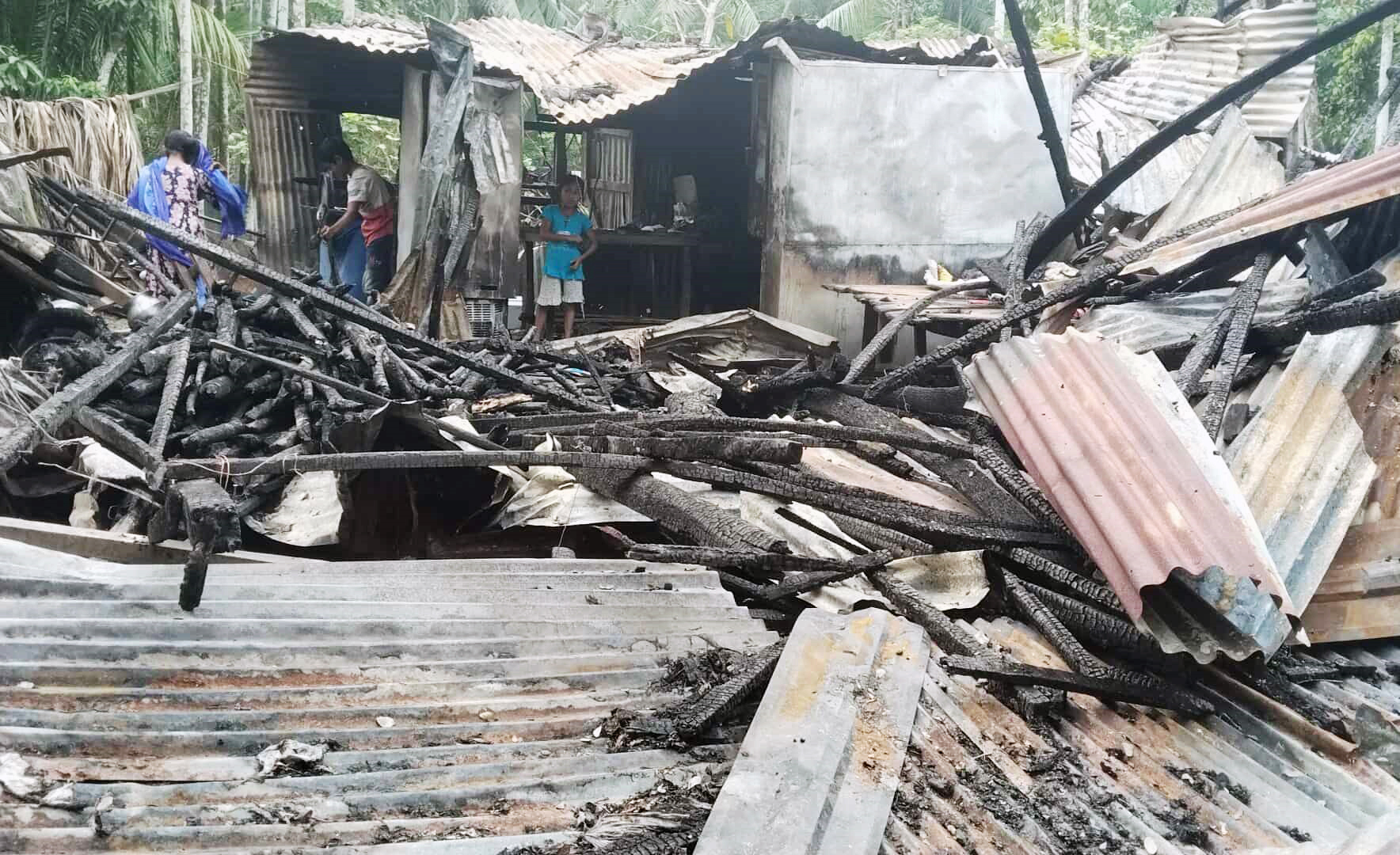 লালমোহনে আগুনে অটোরিকশা চালকের বসতঘর পুড়ে ছাই