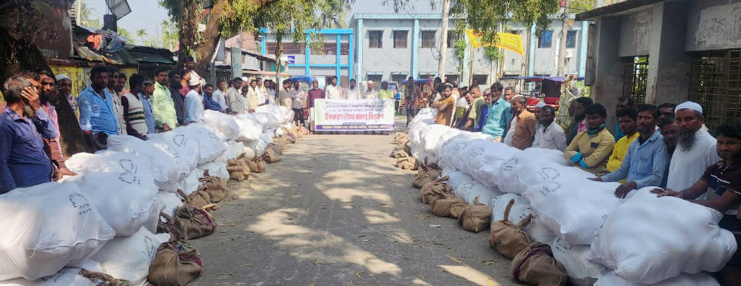 লালমোহনে বৈধ সুতার জাল পেলেন দেড়শত জেলে