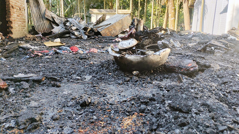লালমোহনে বৃদ্ধের বসতঘর আগুনে পুড়ে ছাই