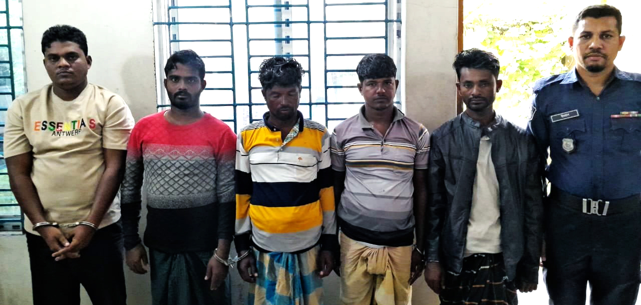 তেঁতুলিয়া নদীতে বাল্কহেড থামিয়ে চাঁদাবাজি, আটক-৫