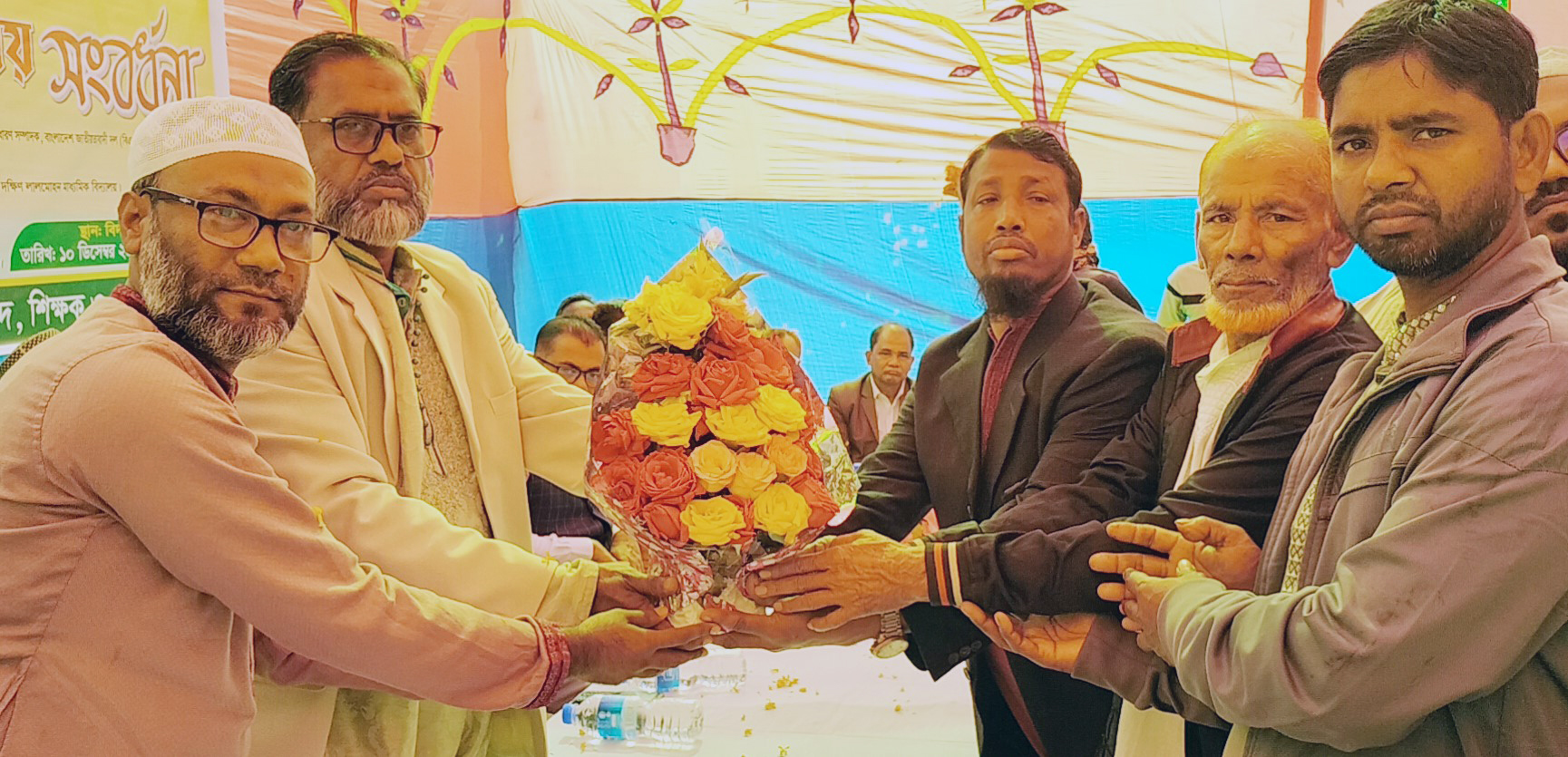 লালমোহনে প্রধান শিক্ষককে অবসরজনিত বিদায় সংবর্ধনা