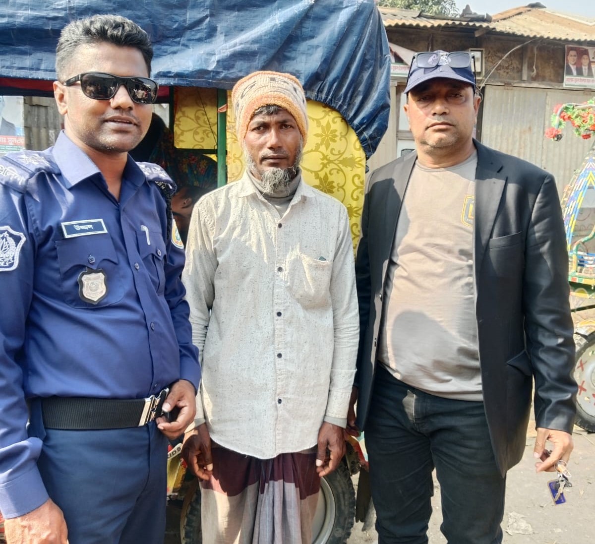 মনপুরায় পুলিশের বিশেষ অভিযানে যুবক আটক