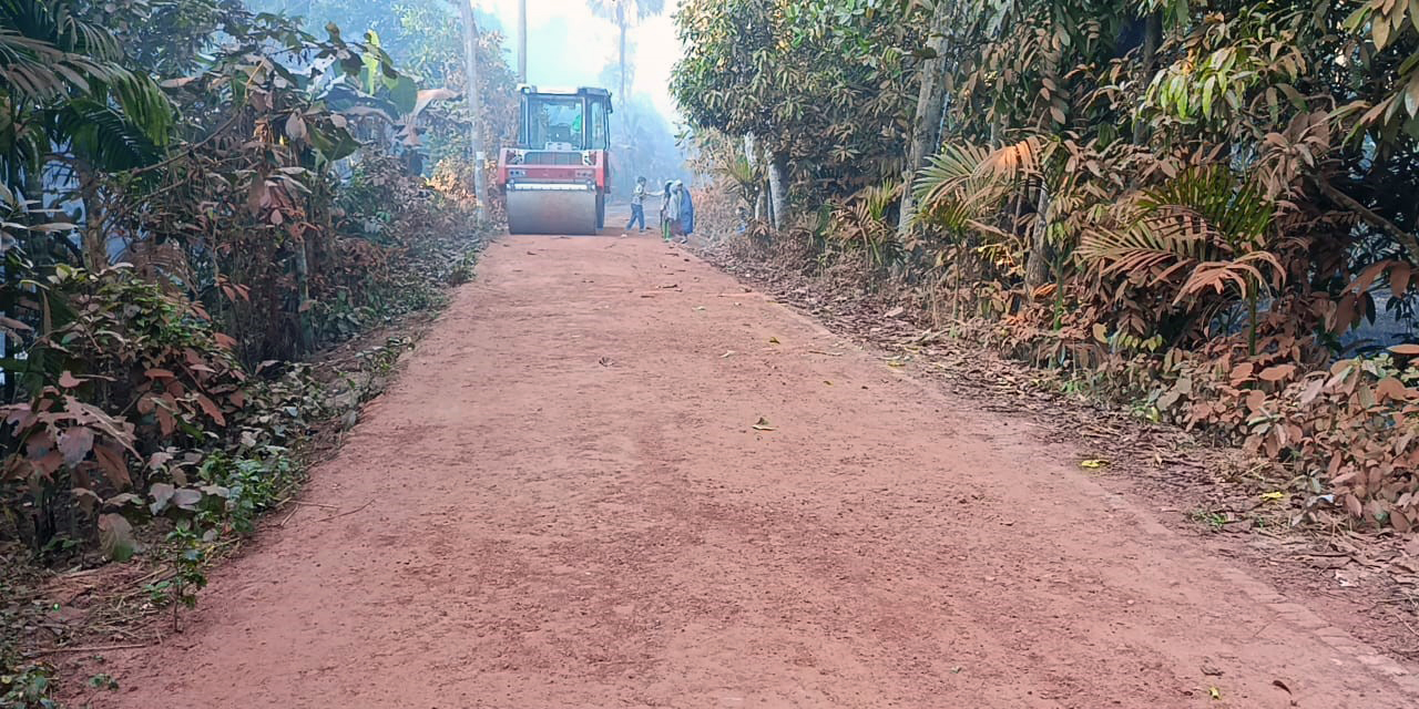 সড়ক নির্মাণে অনিয়ম, দীর্ঘ দিন বন্ধ থাকার পর কাজ শুরু করলেও জানেনা অফিস কর্তৃপক্ষ