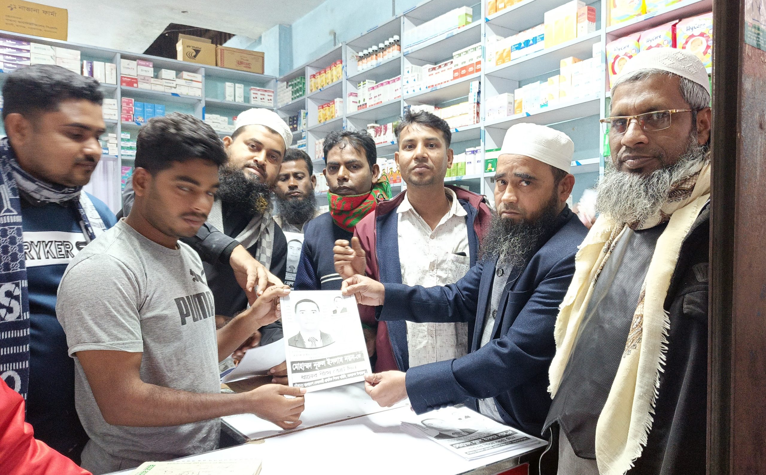 দক্ষিণ আইচায় ধানের শীষ প্রতীকের লিফলেট বিতরণ