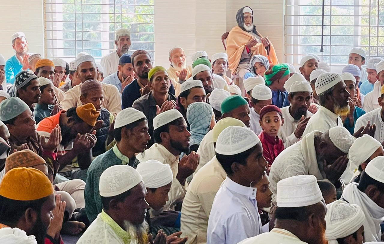 মনপুরার ১৪৭ মসজিদে খালেদা জিয়ার রুহের মাগফিরাত কামনায় দোয়া