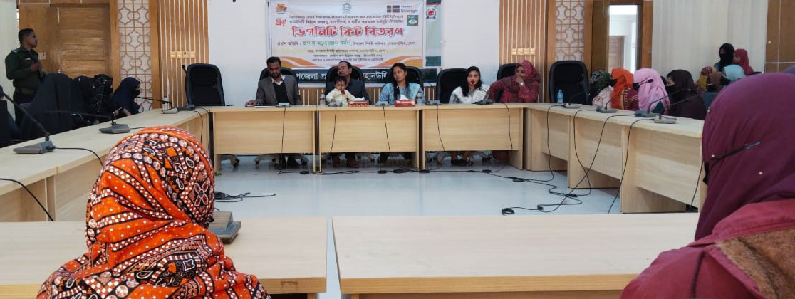 বোরহানউদ্দিনে কিশোরীদের মাঝে ডিগনিটি কিট বিতরণ