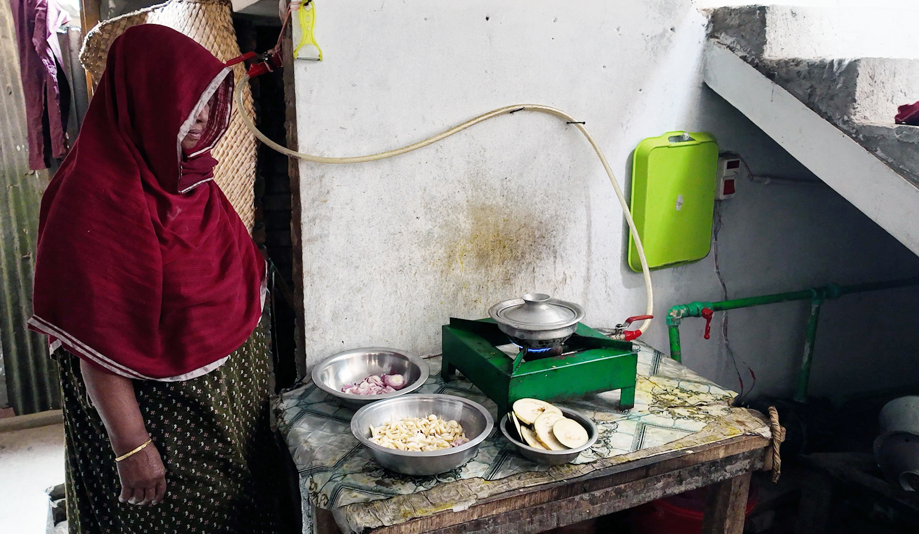 ভোলায় মুরগির বিষ্ঠায় বায়োগ্যাস ১৫ পরিবারে ব্যবহার শুরু