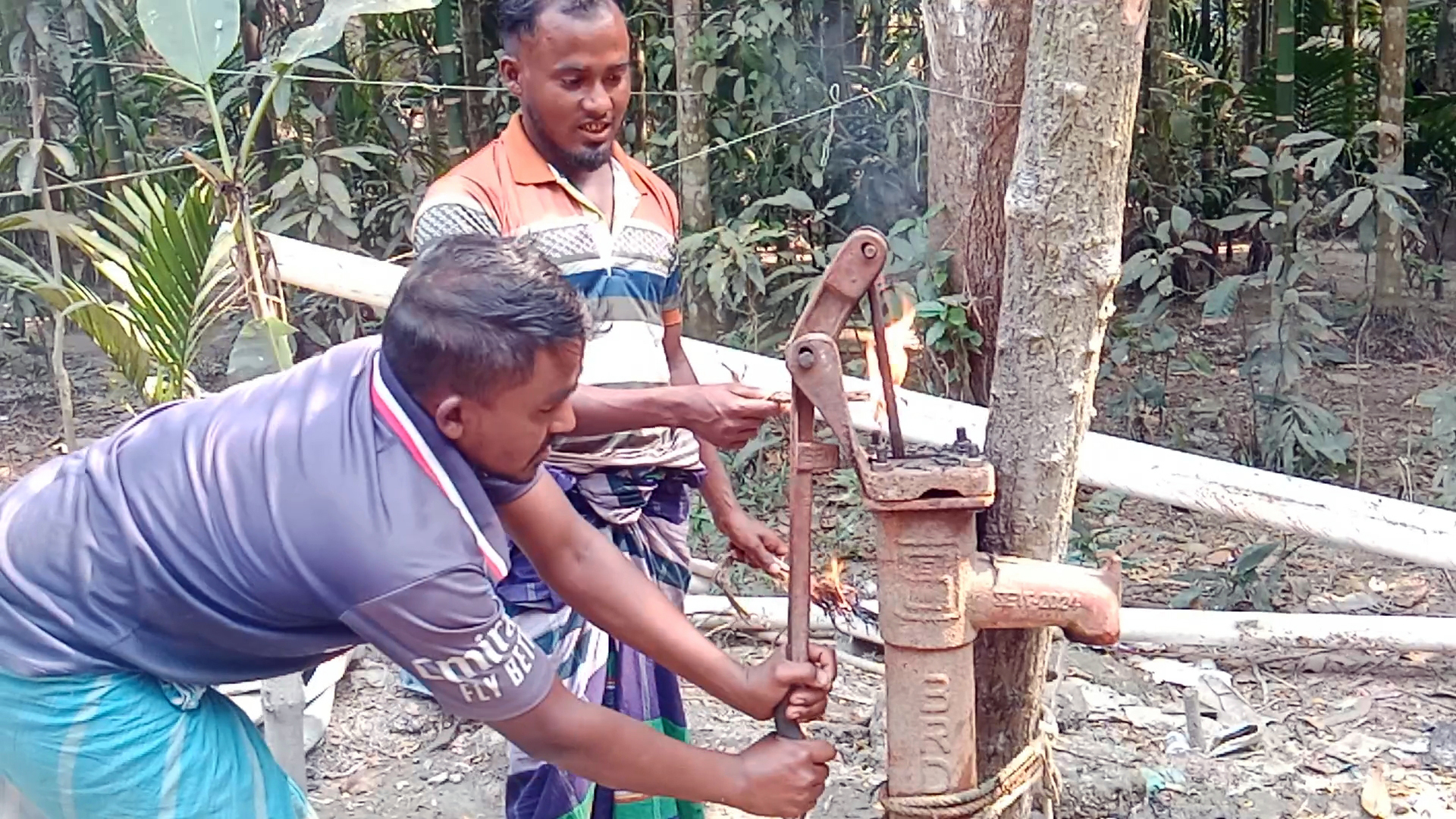ভোলার মেঘনা পাড়ে শ্যালো টিউবওয়েল থেকে গ্যাস উঠার খবরে শত শত মানুষের ভীড়