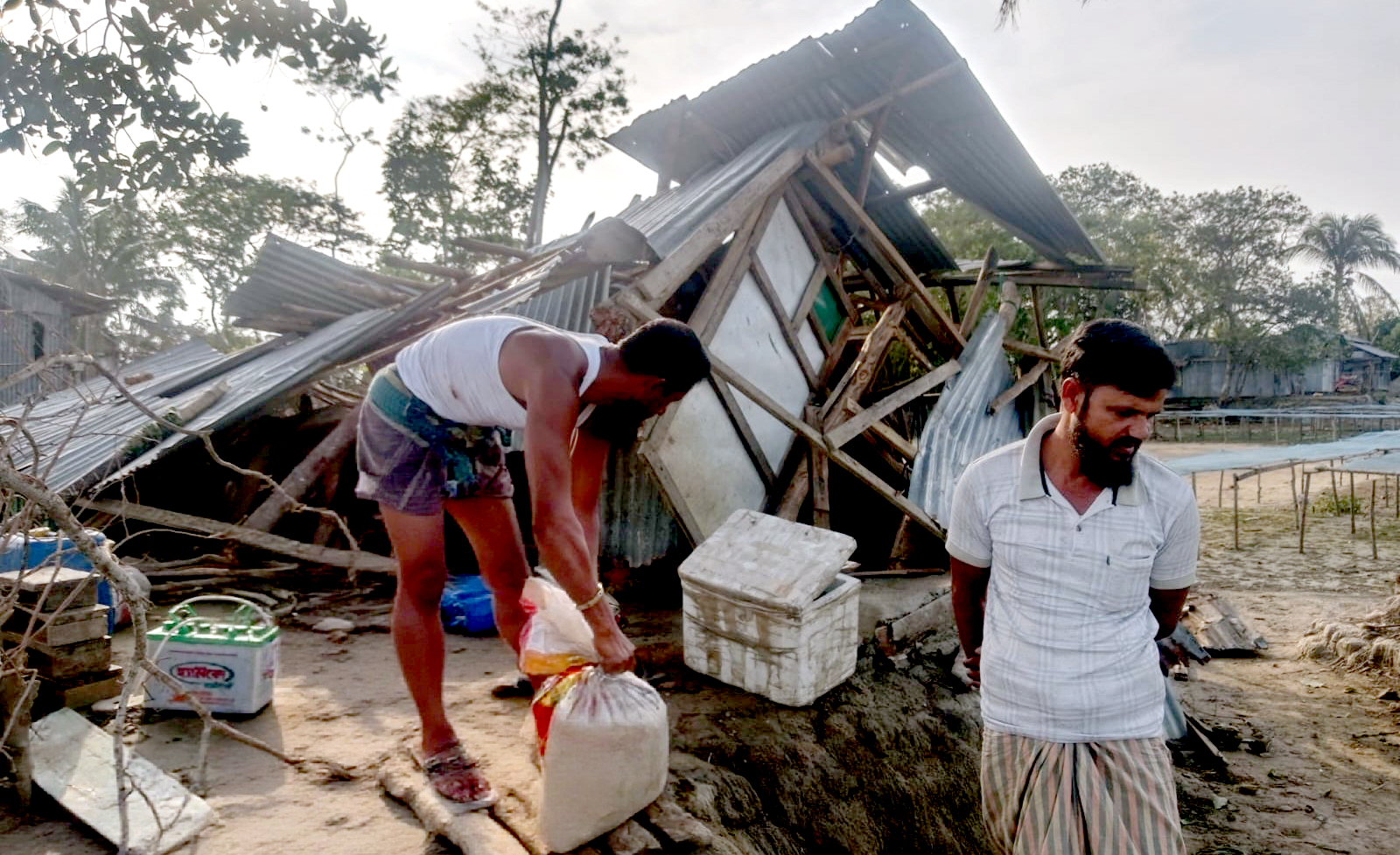 চরফ্যাশনে ঘুর্ণিঝড়ের আঘাতে অর্ধশতাধিক ঘর-বাড়ী বিধ্বস্ত