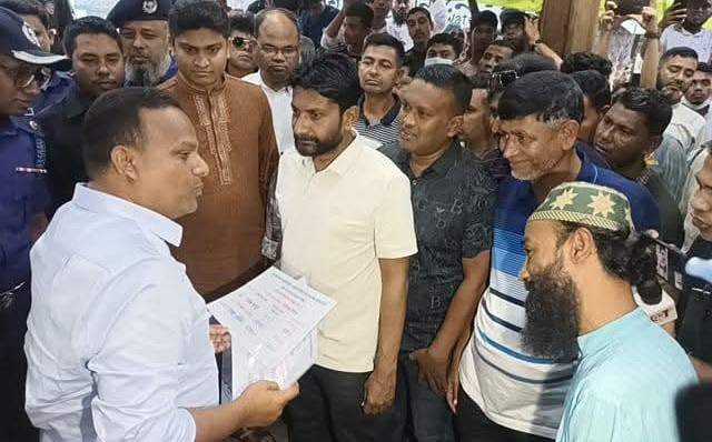 ভোলার ইলিশা লঞ্চঘাট নৌ-প্রতিমন্ত্রীর আকস্মিক পরিদর্শন