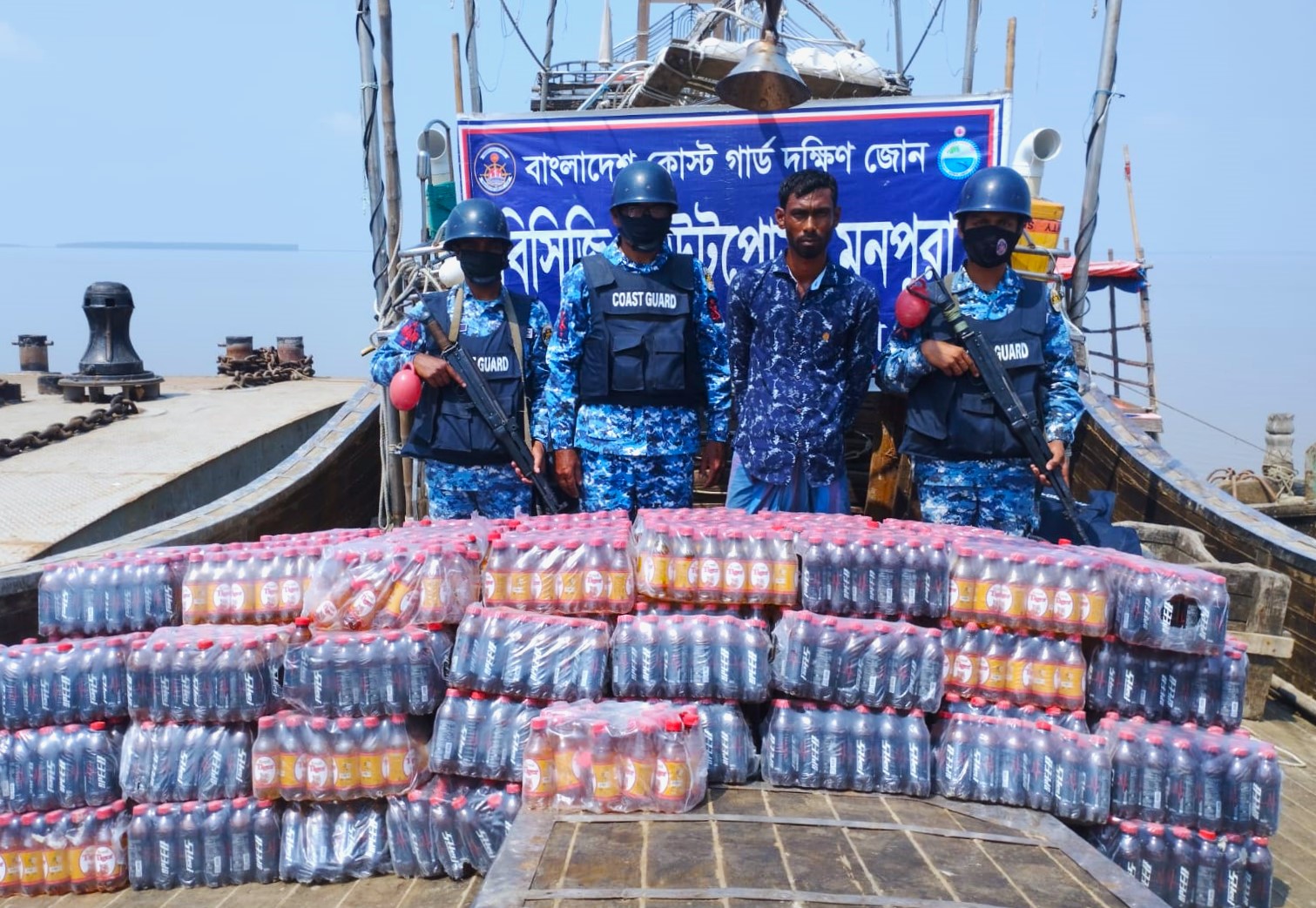 মনপুরায় সফট ড্রিংক, নিত্যপণ্য ও ডিজেল পাচারচেষ্টা: আটক ১, বোট জব্দ