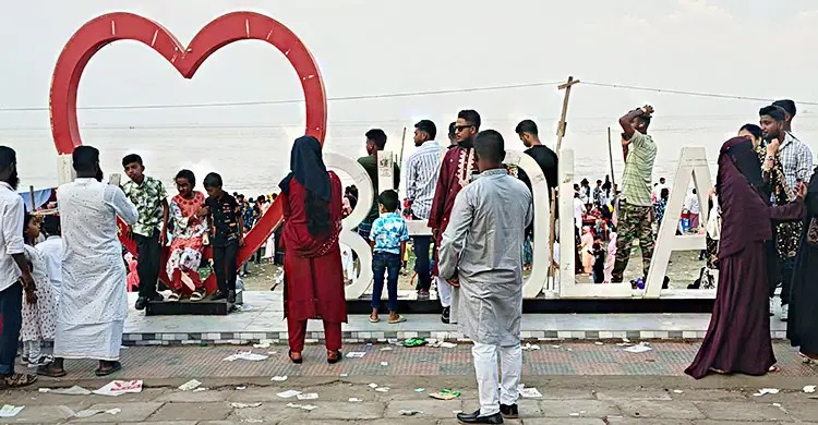 টানা ছুটিতে জমজমাট ভোলার বিনোদন কেন্দ্র, মেঘনা পাড়ে দর্শনার্থীদের ভিড়