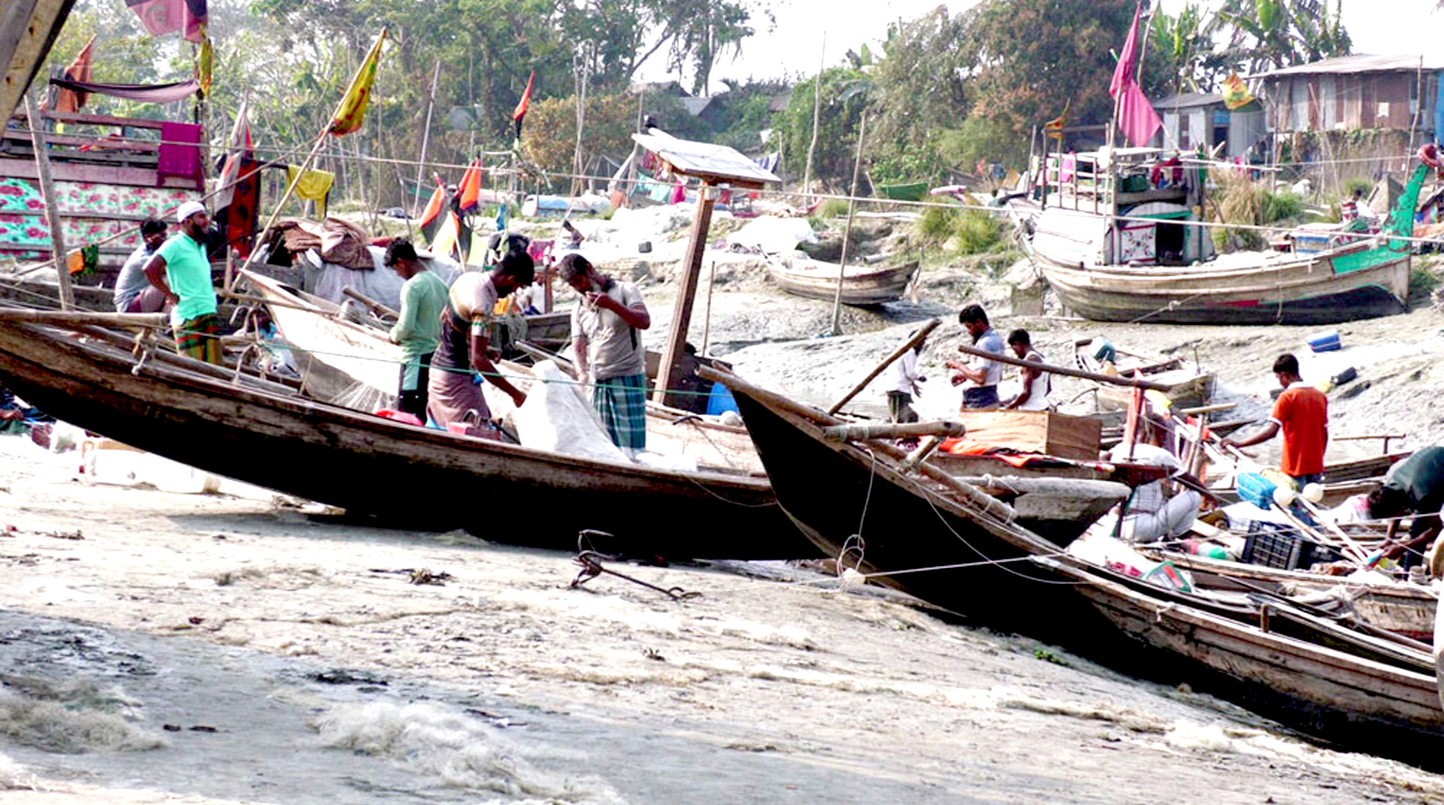 দুই মাসের নিষেধাজ্ঞা শেষ, রাতেই নদীতে নামছে ভোলার জেলেরা