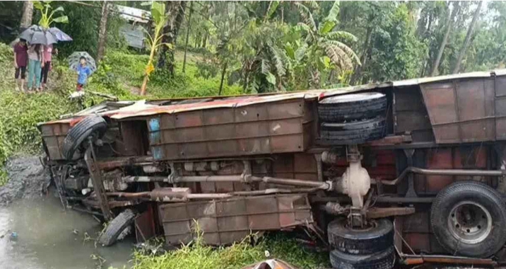 সাইড দিতে গিয়ে বোরহানউদ্দিনে যাত্রীবাহী বাস খাদে : আহত-১২