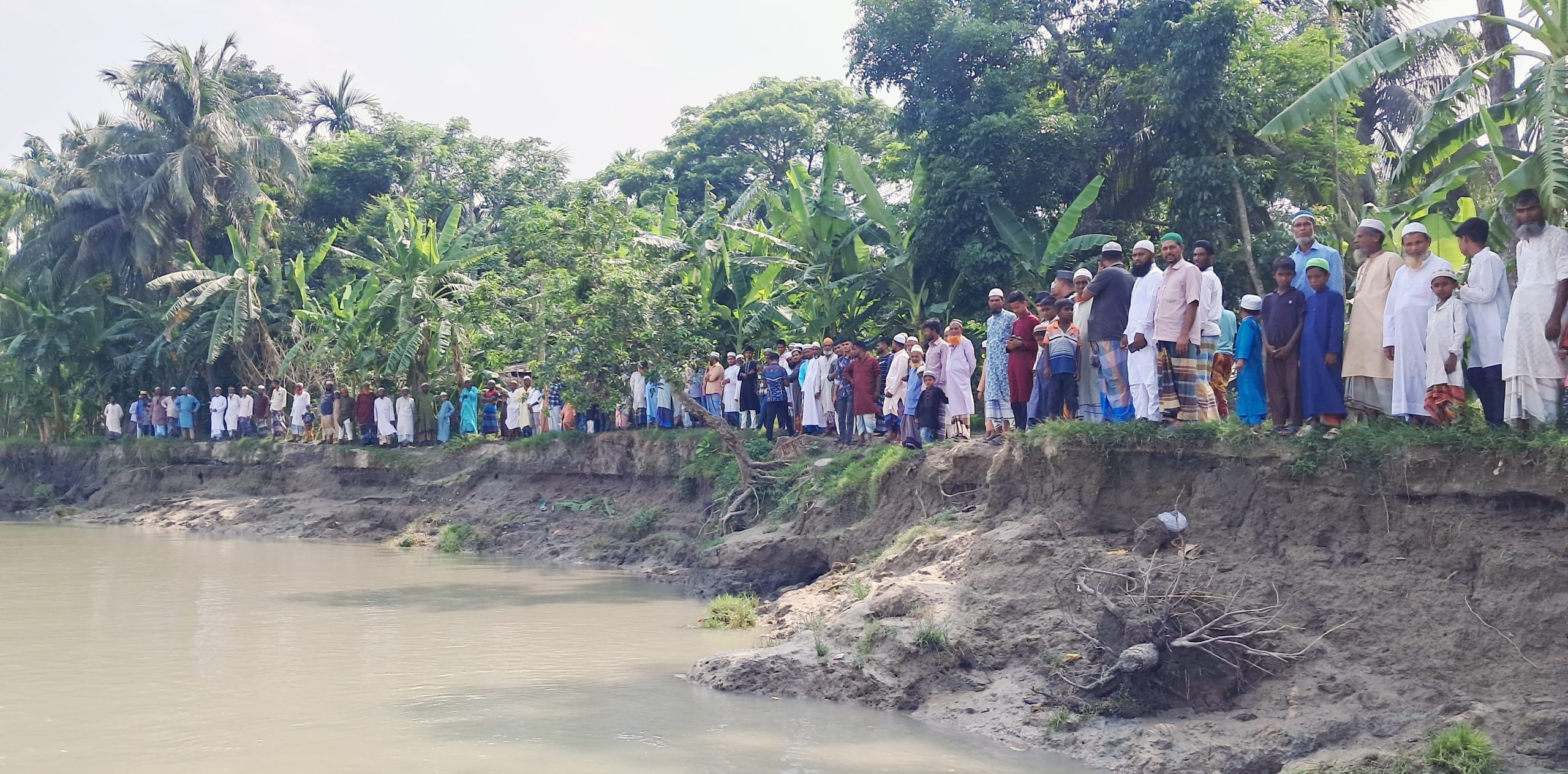 ভেদুরিয়ায় নদী ভাঙন রোধে জিও ব্যাগ ফেলার দাবীতে এলাকাবাসীর মানববন্ধন