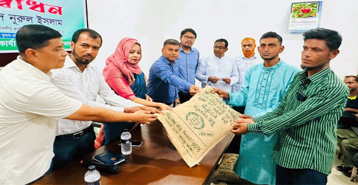 চরফ্যাশনে বিনামূল্যে বীজ-সার পাচ্ছেন ১৩ হাজার কৃষক