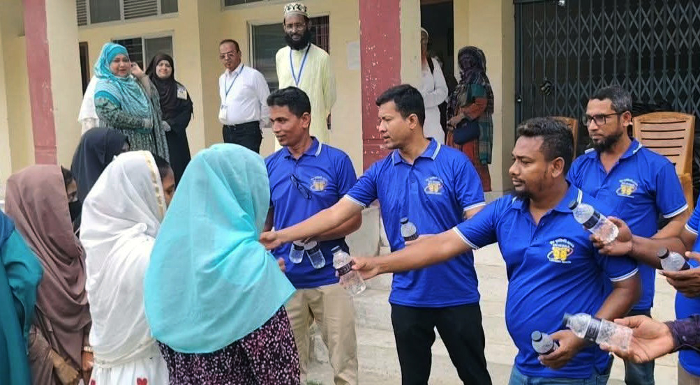 লালমোহনে এসএসসি পরীক্ষার্থীদের মাঝে বিশুদ্ধ পানি বিতরণ